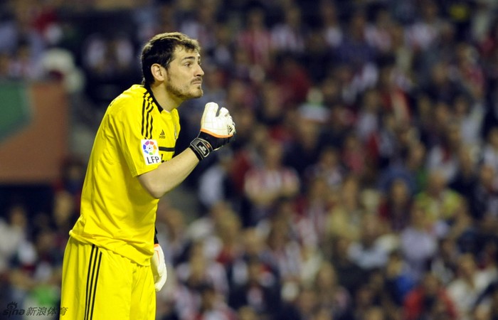 Thủ thành Iker Casillas hồi hộp với kết quả trận đấu